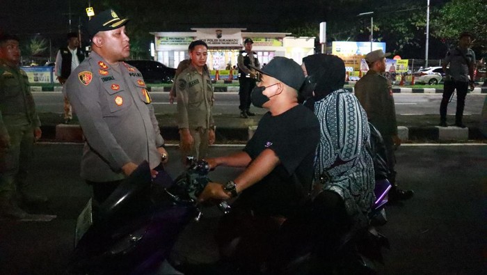 Muda-mudi gagal merayakan tahun baru usai motor yang dikendarainya disita polisi karena menggunakan knalpot brong