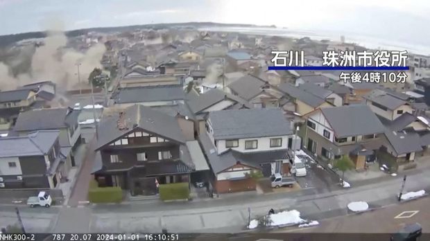 Otoritas Jepang mengumumkan potensi tsunami setelah gempa bumi berkekuatan tinggi mengguncang wilayah barat negara itu dengan magnitude 7,6 mengguncang wilayah Ishikawa dan perfektur di dekatnya. (Tangkapan Layar Video Reuters/NHK)