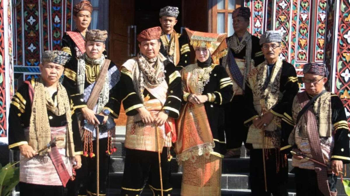 2 Pakaian Adat Sumbar, Penghulu dan Bunda Kandung Lengkap dengan Filosofinya