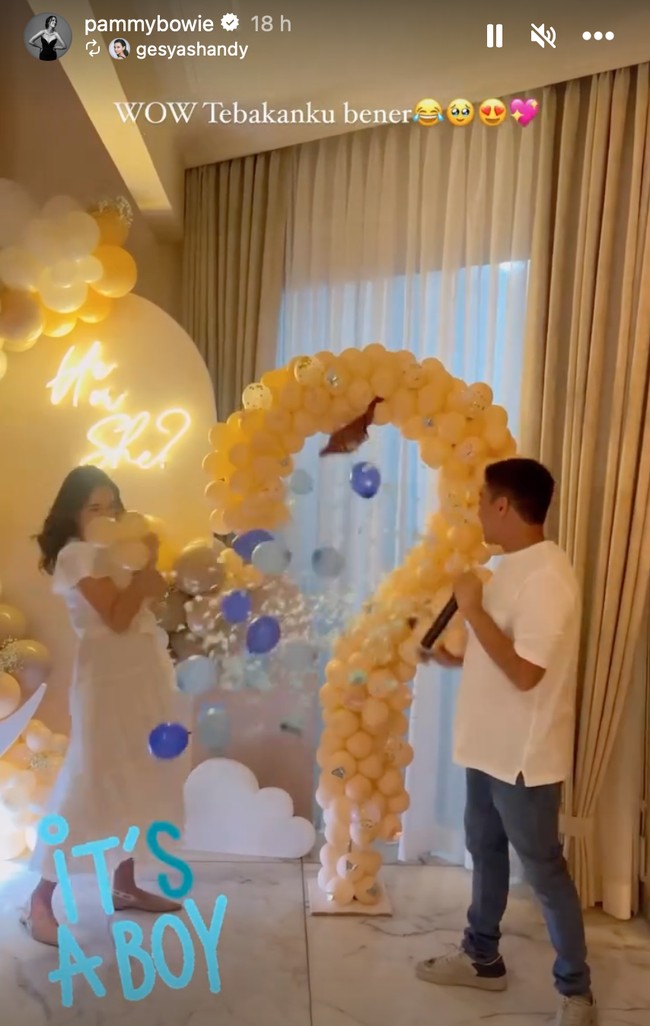 Dari acara tersebut diketahui bahwa ternyata bayi yang dikandung oleh Pamela berjenis kelamin laki-laki. Hal itu terlihat dari isi balon yang dipecahkan oleh Pamela dan suami yang ternyata berwarna biru. Foto: Instagram/@pammybowie