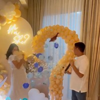 Dari acara tersebut diketahui bahwa ternyata bayi yang dikandung oleh Pamela berjenis kelamin laki-laki. Hal itu terlihat dari isi balon yang dipecahkan oleh Pamela dan suami yang ternyata berwarna biru. Foto: Instagram/@pammybowie