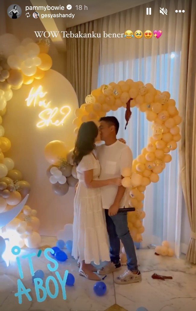 Usai mengetahui jenis kelamin anak pertamanya itu keduanya terlihat begitu bahagia dan memamerkan kemesraan mereka. Dari video yang diunggah terlihat Pamela dan suami yang langsung ciuman dan berpelukan usai mengetahui jenis kelamin sang anak. Foto: Instagram/@pammybowie