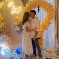 Usai mengetahui jenis kelamin anak pertamanya itu keduanya terlihat begitu bahagia dan memamerkan kemesraan mereka. Dari video yang diunggah terlihat Pamela dan suami yang langsung ciuman dan berpelukan usai mengetahui jenis kelamin sang anak. Foto: Instagram/@pammybowie