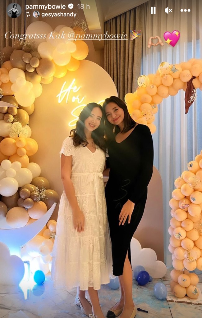 Pamela tampil cantik dan sederhana mengenakan dress berwarna putih. Rambutnya hanya dikeriting gantung dan dibiarkan terurai. Riasan wajahnya pun tampak tak berlebihan yang membuat pesona bumil yang satu ini jadi semakin terpancar. Foto: Instagram/@pammybowie
