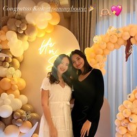 Pamela tampil cantik dan sederhana mengenakan dress berwarna putih. Rambutnya hanya dikeriting gantung dan dibiarkan terurai. Riasan wajahnya pun tampak tak berlebihan yang membuat pesona bumil yang satu ini jadi semakin terpancar. Foto: Instagram/@pammybowie