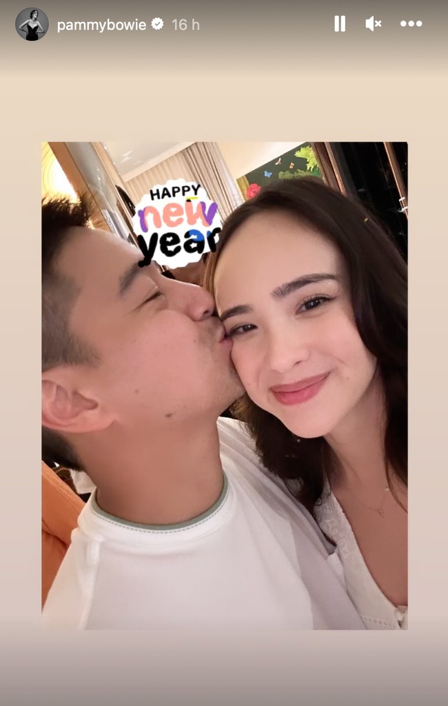 Setelah menggelar acara gender reveal, Pamela dan suaminya pun melanjutkan dengan pesta Tahun Baru 2024. Berpose sambil mencium sang istri, keduanya tampak begitu mesra. Foto: Instagram/@pammybowie