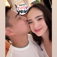 Setelah menggelar acara gender reveal, Pamela dan suaminya pun melanjutkan dengan pesta Tahun Baru 2024. Berpose sambil mencium sang istri, keduanya tampak begitu mesra. Foto: Instagram/@pammybowie