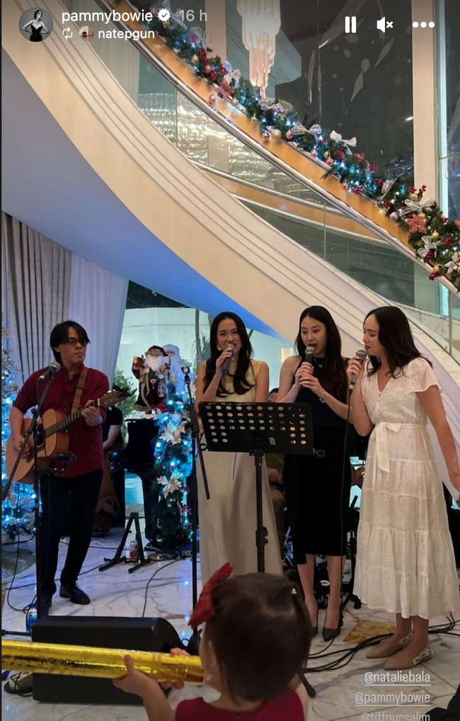 Di acara pesta Tahun Baru tersebut Pamela juga terlihat ikut menyumbangkan suaranya. Artis blasteran Amerika itu juga tampak begitu serius kala bernyanyi bersama rekannya. Foto: Instagram/@pammybowie