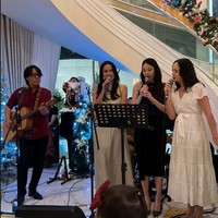 Di acara pesta Tahun Baru tersebut Pamela juga terlihat ikut menyumbangkan suaranya. Artis blasteran Amerika itu juga tampak begitu serius kala bernyanyi bersama rekannya. Foto: Instagram/@pammybowie