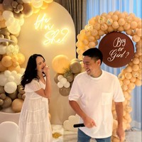 Tepat di hari perayaan Natal, 25 Desember 2023, Pamela mengumumkan kabar bahagia dirinya yang hamil anak pertama. Kini pasangan yang menikah pada 8 September 2023 itu terlihat membuat perayaan gender reveal si jabang bayi. Foto: Instagram/@pammybowie