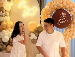 Foto: Pamela Bowie Gelar Gender Reveal & Pesta Tahun Baru, Mesra Bareng Suami