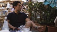 Dalam akun Instagram pribadinya, @tmski, pria 32 tahun ini lebih sering memamerkan momen makan sendiri. Seperti ketika ia santai di sebuah restoran pizza di Italia. Foto: Instagram tmski