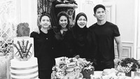 Pria yang banyak dipuji karena ketampanannya ini sosok yang dekat dengan keluarga. Ia terlihat hadir dalam perayaan ulang tahun sang ibu yang dipenuhi banyak kue. Foto: Instagram tmski