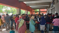 Membludaknya wisataan ini juga sempat membuat antrean panjang di loket tiket. Petugas pun kemudian ditambah untuk melayani pengunjung yang tak sempat memesan secara online. (Foto: Aprilia Devi)