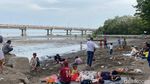 Potret 1 Januari 2024: Pantai Kenjeran Diserbu Wisatawan