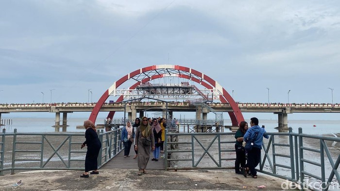 Pantai Kenjeran diserbu wisatawan pada libur Tahun Baru 2024 Pantai Kenjeran diserbu wisatawan pada libur Tahun Baru 2024