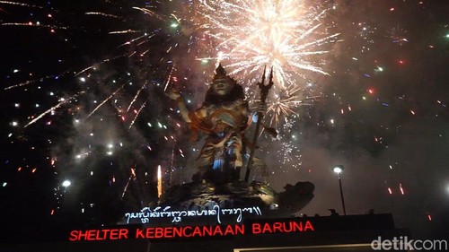 Pantai Kuta, Bali bak lautan. Pengunjung penuh sesak saksikan 2.024 kembang api, Senin (1/1/2023). (Agus Eka/detikBali)