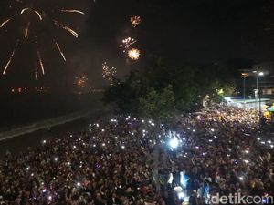 Warga Tumpah Ruah Rayakan Tahun Baru 2024 di Kuta Bali