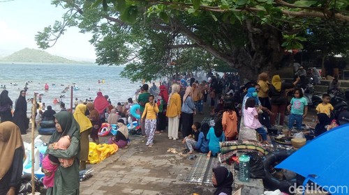 Pantai Lawata di Bima, NTB, dipenuhi warga dan wisatawan, Senin (1/1/2024).