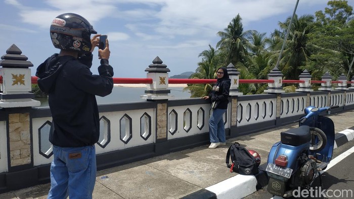 Pasangan Fahrul dan Wulan saat touring Vespa di Pacitan