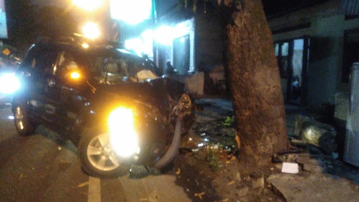 Penampakan mobil yang menabrak pohon di Sewon, Bantul, Senin (1/1/2024).