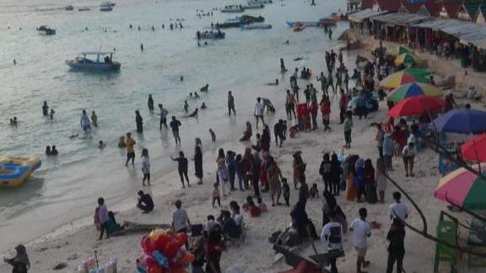 Pengunjung di Tanjung Bira, Bulukumba pada momen pergantian tahun baru 2024.