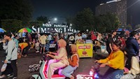 Pengunjung juga banyak menikmati jasa sewa sepeda atau motor listrik yang banyak dijajakan, Minggu (31/12/2023). Foto: Afzal Nur Iman/detikJateng