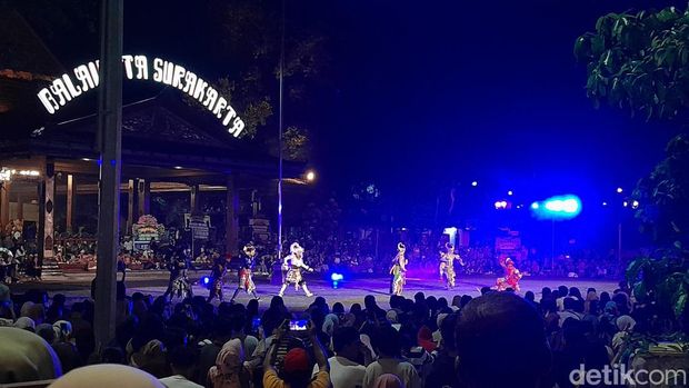 Pentas Sendratari Ramayana saat perayaan tahun baru 2024 di Solo, Minggu (31/12/2023).