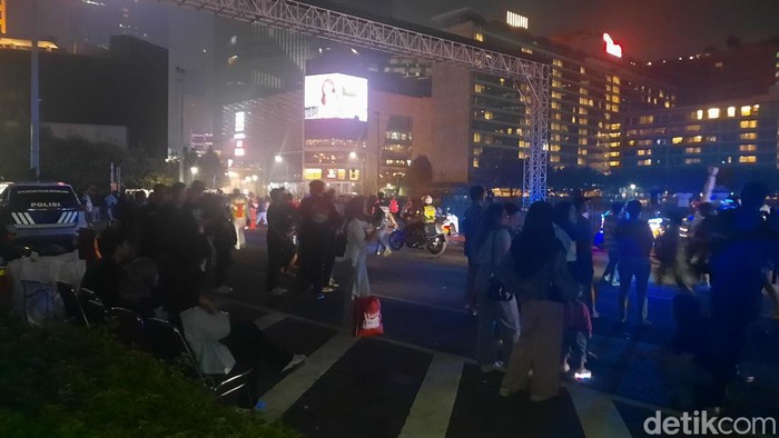 Perayaan Tahun Baru 2024 di Kawasan Bundaran Hotel Indonesia (HI) Jakarta Pusat selesai. Warga mulai meninggalkan lokasi. (Annisa/detikcom).