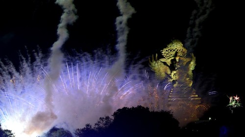Suasana pesta kembang api malam perayaan pergantian tahun di kawasan Garuda Wisnu Kencana (GWK) Cultural Park, Badung, Bali, Senin (1/1/2024). ANTARA FOTO/Fikri Yusuf/rwa.