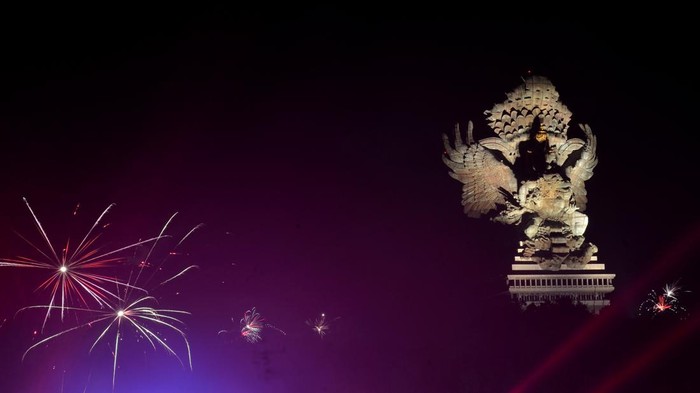 Pesta Kembang Api di Patung GWK Bali Suasana pesta kembang api malam perayaan pergantian tahun di kawasan Garuda Wisnu Kencana (GWK) Cultural Park, Badung, Bali, Senin (1/1/2024). ANTARA FOTO/Fikri Yusuf/rwa.