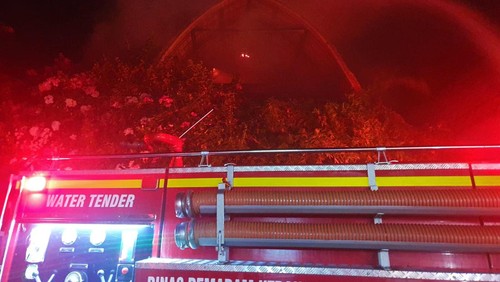 Petugas damkar saat memadamkan api yang membakar atap vila di Amed, Desa Purwakerti, Kecamatan Abang, Kabupaten Karangasem, Bali, Minggu malam (31/12/2023). (Foto: Istimewa)