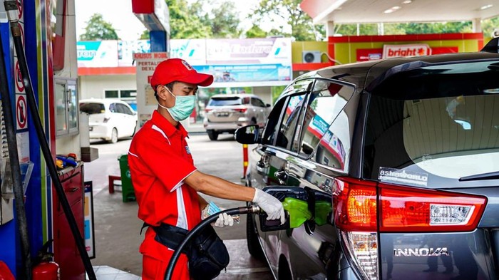 Petugas di SPBU sedang mengisi BBM ke mobil pelangan di Palembang saat libur Nataru.
