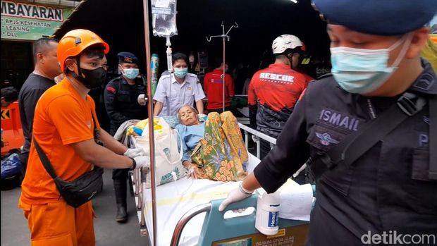 Petugas gabungan saat melakukan proses evakuasi ratusan pasien RSUD Sumedang dari tenda darurat ke dalam gedung.