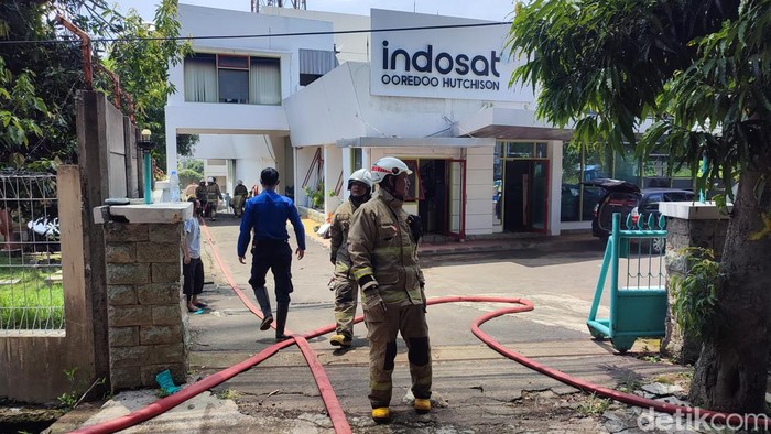 Petugas menangani kebakaran di gedung pemancar Indosat di Semarang, Senin (1/1/2024).