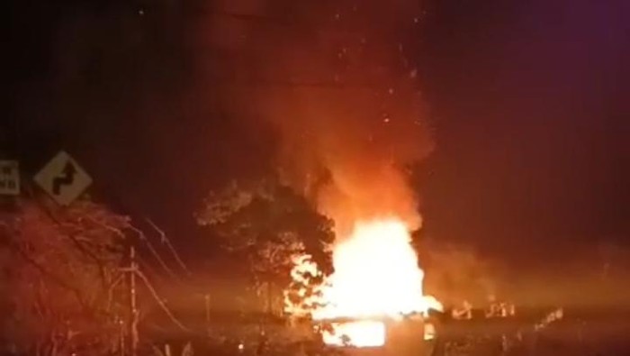 Petugas pemadam kebakaran berupaya memadamkan api yang membakar vila Balangan Inn, Jimbaran, Bali, Minggu (31/13/2023). (Tangkap layar video DAMKAR BADUNG)