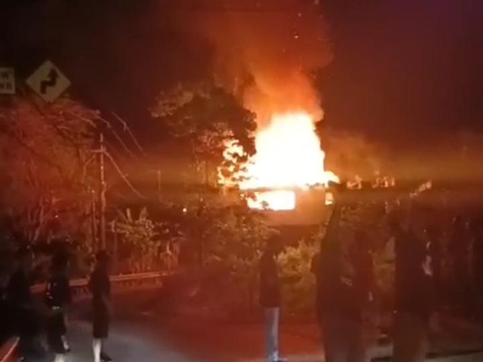 Petugas pemadam kebakaran berupaya memadamkan api yang membakar vila Balangan Inn, Jimbaran, Bali, Minggu (31/13/2023). (Tangkap layar video DAMKAR BADUNG)