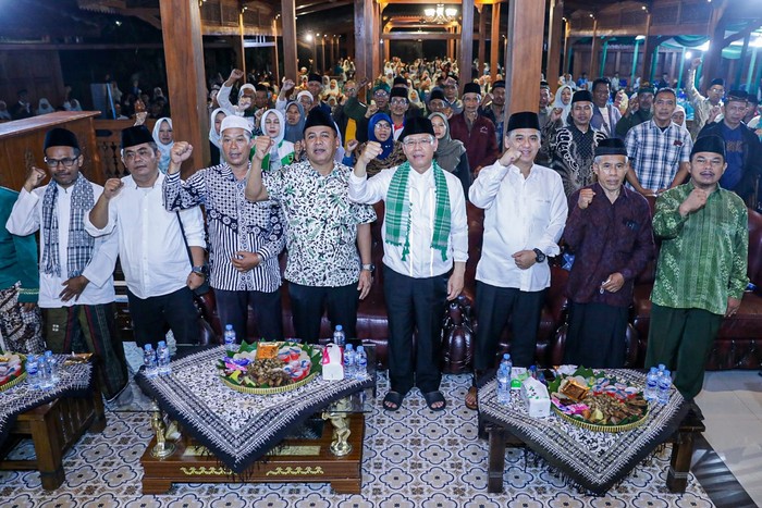 Plt Ketua Umum Partai Persatuan Pembangunan (PPP) Muhamad Mardiono menggelar tasyakuran dan tirakatan menyambut pergantian tahun baru 2024 di kediamannya di Sleman, Yogyakarta. R