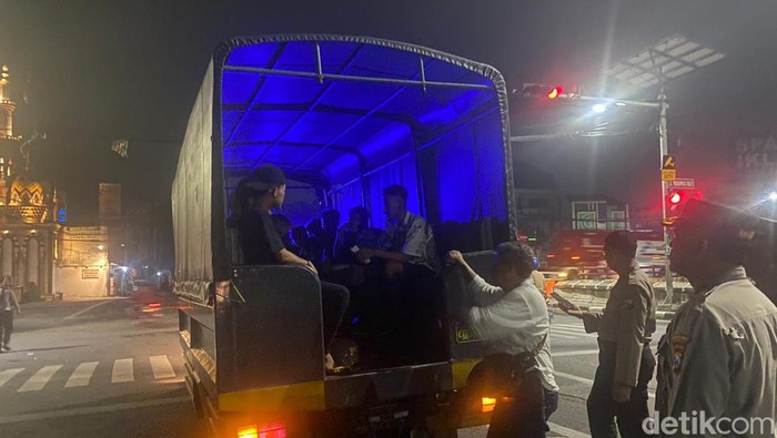 Polisi amankan puluhan remaja yang konvoi saat tahun baru di Surabaya