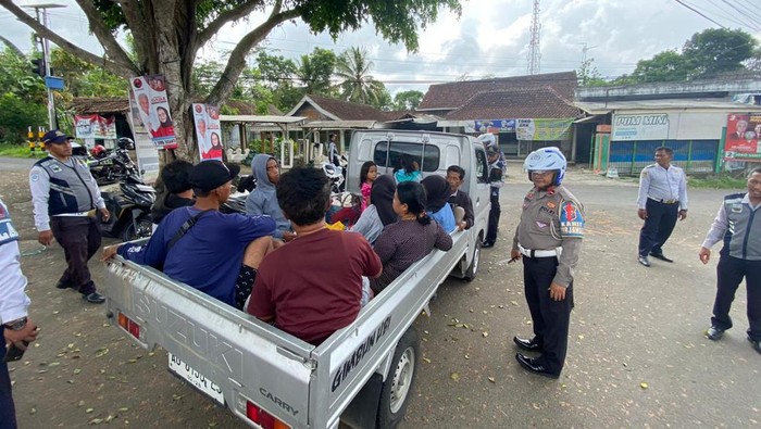 Polisi di Blitar cegat kendaraan wisatawan Tahun Baru yang membahayakan
