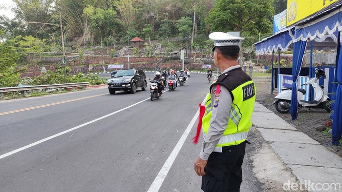 Polisi di pos pengamanan Hargodumilah saat memantau arus lalin di jalur Hargodumilah, Senin (1/1/2024).