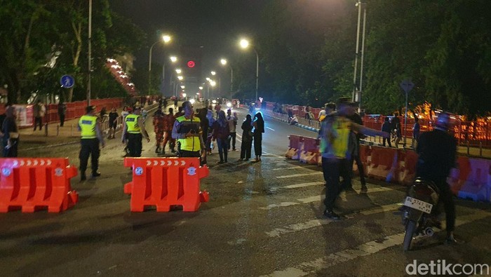 Polisi menutup akses lalu lintas di sekitar Jembatan Ampera pada malam pergantian tahun baru.