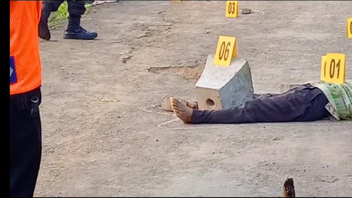 Polisi saat mendatangi TKP pria Ponorogo tewas dilempar umpak oleh tetangga sendiri