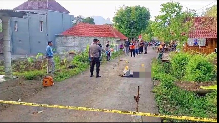 Polisi saat mendatangi TKP pria Ponorogo tewas dilempar umpak oleh tetangga sendiri