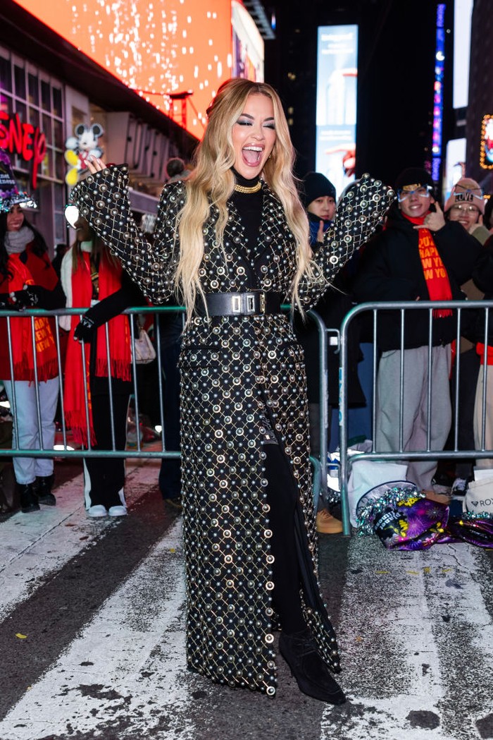 Potret <i>Duck Face</i> ala Rita Ora NEW YORK, NEW YORK - DECEMBER 31: Rita Ora is seen in Times Square on December 31, 2023 in New York City. (Photo by Gotham/Getty Images)