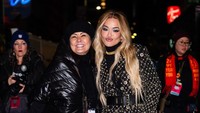 Ini foto saat Rita Ora wefie bersama penggemarnya. Lagi dan lagi, Rita Ora bergaya duck face.  Foto: Getty Images/Gotham