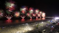 Brasil menggelar pesta kembang api di Pantai Copacabana, Rio de Janeiro. AP Photo/Bruna Prado.