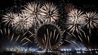 Pesta kembang api pergantian tahun dari 2023 ke 2024 juga digelar di London Eye. AP Photo/Alberto Pezzali.