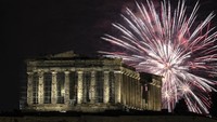 Di Yunani, pesta kembang api berlangsung di kawasan kuil kuno Parthenon. AP Photo/Yorgos Karahalis.
