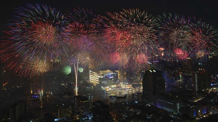 Perayaan malam pergantian tahun dari 2023 ke 2024 ditandai dengan pesta kembang api. Yuk, intip kemeriahannya di sejumlah negara.